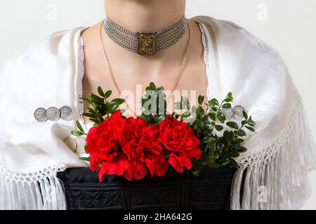 deutschland, bayern, Frau in Tracht, Hals mit Choker und Blumenschmuck im Ausschnitt eines traditionellen Kleides. Stockfoto