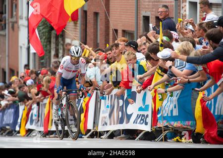 Fans jubeln Mark Cavendish bei den UCI-Straßenrad-Weltmeisterschaften 2021 im belgischen Leuven an Stockfoto