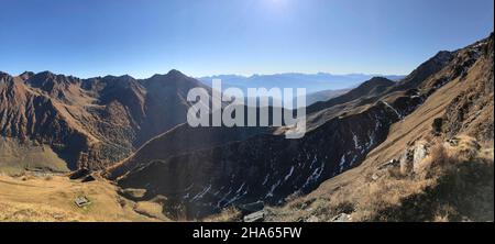 Herbstlandschaft über der Fanealm in Südtirol mit Blick auf die dolomiten,Panorama,Fane almdorf,malga Fane,Valsertal,dolomiten,brixen,vals,Südtirol,italien Stockfoto