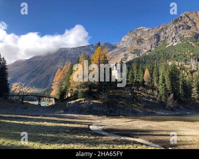 Blick auf die Seekapelle maria am See am obernberger See,obernbergtal,Brücke,Herbstlandschaft,Naturschutzgebiet nösslachjoch-obernberger See-Tribulaune,Herbst,Berge,Natur,obernberg am brenner,tirol,österreich Stockfoto