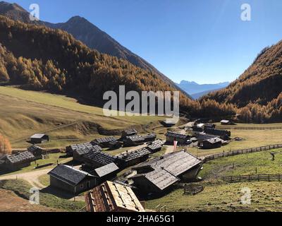 Herbstlandschaft mit Blick auf die Fanealm in Südtirol,im Hintergrund die dolomiten,Fane almdorf,malga Fane,Lärchen,Valsertal,dolomiten,brixen,vals,Südtirol,italien Stockfoto