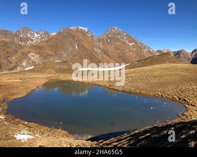 Herbstlandschaft am Murmelsee oberhalb der Fanealm in Südtirol,Fane almdorf,malga Fane,Valsertal,dolomiten,brixen,vals,Südtirol,italien Stockfoto