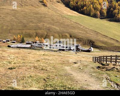 Herbstlandschaft über der Fanealm in Südtirol,Fane almdorf,malga Fane,Lärchen,Valsertal,dolomiten,brixen,vals,Südtirol,italien Stockfoto