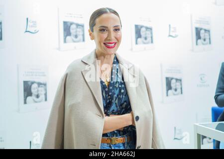 Madrid, Spanien. 10th Dez 2021. Tamara Falcó nimmt an der Unterzeichnung des Buches 'Las Recetas De Mi Madre' im Buchhaus in Madrid Teil. (Foto: Atilano Garcia/SOPA Images/Sipa USA) Quelle: SIPA USA/Alamy Live News Stockfoto