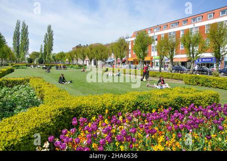 Der Parkway im Sommer, Welwyn Garden City Centre, Hertfordshire, England, Vereinigtes Königreich Stockfoto