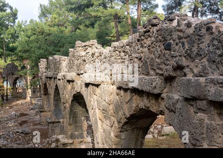 Ruinen des antiken römischen Aquädukts inmitten des Waldes in der antiken Stadt Phaselis Stockfoto