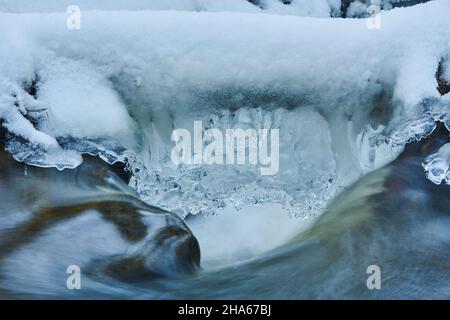 Eiszapfen am Ufer, wilder Fluss höllbach, der im Winter durchfließt, Naturschutzgebiet hölle, bayern, deutschland Stockfoto