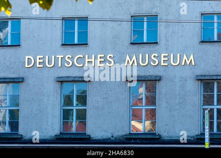 Schriftzug 'Deutsches Museum' an der Außenfassade des deutschen Museums in münchen Stockfoto