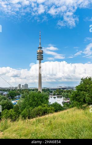 Blick vom olympiaberg auf den olympiaturm und den dahinter liegenden bwm-Bereich Stockfoto