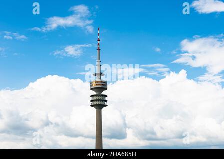 Der olympiapurm in münchen mit Firmenboden, drehbarem Restaurant, Aussichtsplattform mit Felsmuseum, offener Aussichtsplattform und Antenne Stockfoto