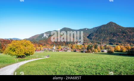 Das Bergsteigerdorf kreuth wird an einem sonnigen Herbsttag von bunten Wäldern, Wiesen und Bergen umrahmt. bayerische voralpen, bayern, deutschland, europa Stockfoto