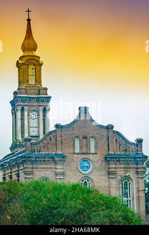 Die St. John the Baptist Catholic Church ist am 7. Dezember 2021 in New Orleans, Louisiana, abgebildet. Die Neorenaissance-Kirche aus dem Jahr 1868 hat einen goldenen Kirchturm. Stockfoto