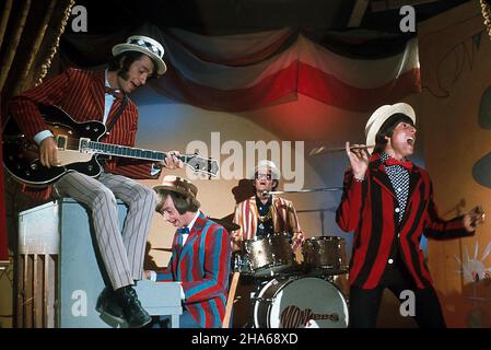 1967, Los Angeles, Kalifornien, USA: Die Popstars MICHAEL NESMITH, PETER TORK, MICKY DOLENZ und DAVEY JONES während der Dreharbeiten zur TV-Show „THE MONKEES“. (Bild: © Globe Photos/ZUMA Wire) Stockfoto