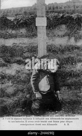 Postkarte mit der Hinrichtung eines deutschen Spions während des Weltkrieges 1. Dieser Mann wurde in Frankreich, in der Nähe von Reims, gefangen genommen, während er den Deutschen die französischen Positionen mit einem Licht signalisierte. Er gab zu, dass er für jede Information, die er den Deutschen gab, 100 französische Franken erhalten habe. Stockfoto