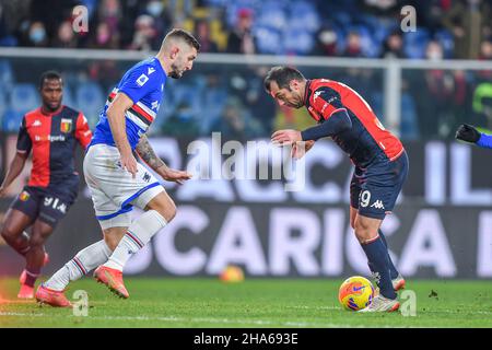 Genua, Italien. 10th Dez 2021. Julian Chabot (Samdpria), Goran Pandev (Genua) während Genua CFC vs UC Sampdoria, italienische Fußballserie A Spiel in Genua, Italien, Dezember 10 2021 Quelle: Independent Photo Agency/Alamy Live News Stockfoto