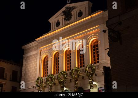 Schöne Nachtansicht des Rojas Theaters in der Stadt Toledo, Spanien Stockfoto