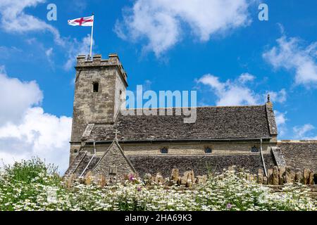 Die St. Mary’s Church aus dem 12th. Jahrhundert, Swinbrook in den Cotswolds, England Stockfoto