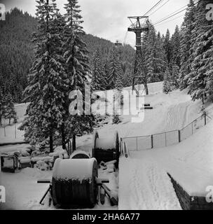 Zakopane, 1969-12-03. Przed zimowym sezonem narciarskim 1969/1970, przeprowadzono okresowy remont kolei linowej na Kasprowy Wierch. Dokonano wymiany liny noœnej na odcinku KuŸnice - Myœlenickie Turnie. NZ. bêbny ze star¹ lin¹ noœn¹ na stacji pocz¹tkowej w zakopiañskich KuŸnicach. mta PAP/Tadeusz Olszewski Zakopane, 3. Dezember 1969. Renovierte Seilbahn-Linie vor der Skisaison 1969/1970. Der Catenarian auf Kuznice - Myslenickie Turnie Route wurde geändert. Im Bild: Der alte Katechist am Bahnhof Kuznice. mta PAP/Tadeusz Olszewski Stockfoto