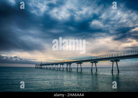 Sonnenaufgang am Pont del Petroli in Badalona Stockfoto