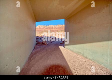 Tunnel unter der Lee's Ferry Road im Glen Canyon Recreation Area Arizona mit Blick auf die Vermilion Cliffs. Dieser Tunnel führt zur Unteren Kathedrale Wa Stockfoto