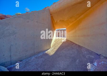 Tunnel unter der Lee's Ferry Road im Glen Canyon Recreation Area Arizona. Dieser Tunnel führt zur Lower Cathedral Wash, die zum Colorado River führt. Stockfoto