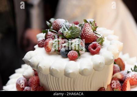 Es gibt einen Cupcake mit vielen Erdbeeren auf dem Kuchen Stockfoto