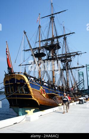 HMB Endeavour, eine Reproduktion des Schiffes, das Captain James Cook während seiner zweiten Reise durch den Pazifischen Ozean benutzt hat. Stockfoto