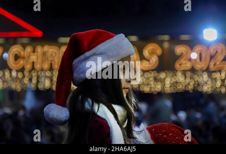 Gaza. 10th Dez 2021. Ein Mädchen nimmt am 10. Dezember 2021 an der Beleuchtungszeremonie eines Weihnachtsbaums in Gaza-Stadt Teil. Kredit: Rizek Abdeljawad/Xinhua/Alamy Live Nachrichten Stockfoto