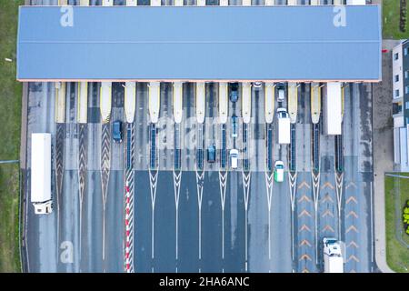 Autotransport auf mehrspurigen Autobahn Straße und Mautentor, Drohne Antenne Draufsicht. Nahverkehr, Stadtleben Konzept.A2 Po Stockfoto