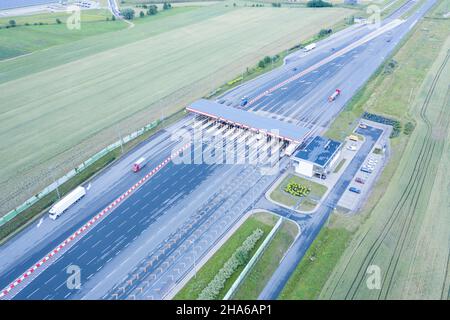 Antenne drone Blick auf die Maut auf der Autobahn Stockfoto