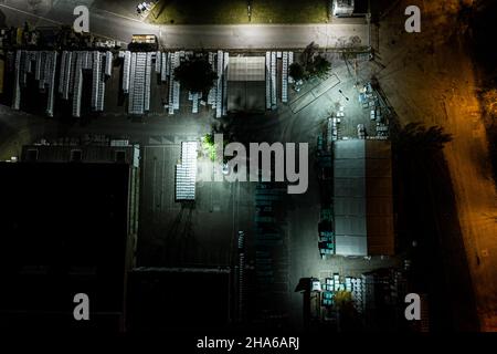 Nacht Luftaufnahme des Warenlagers. Logistikzentrum im industriellen Stadtgebiet von oben. Luftaufnahme der LKW-Verladung im Logistikzentrum. Ansicht von Stockfoto