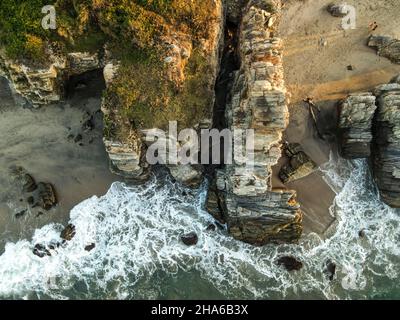 Luftaufnahme der Felsen am Strand bei Sonnenuntergang Stockfoto