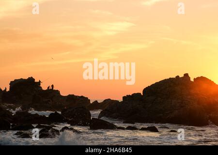 Gesamtansicht des Schattenfanners am Felsen am Strand Stockfoto