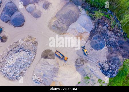 Luftaufnahme der Sandkasten und Fabrik zur Herstellung von Sand Materialien für die Bauindustrie. Blick von oben auf die große Produktionsstätte in Landschaft. Stockfoto