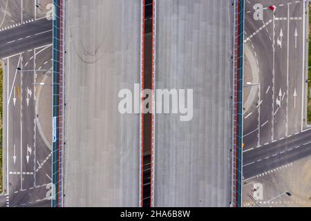 Luftaufnahme von oben auf der Straße Baustelle. Bau der neuen Stadt Autobahn. Drohne Bild. Neue Straße Baustelle Stockfoto