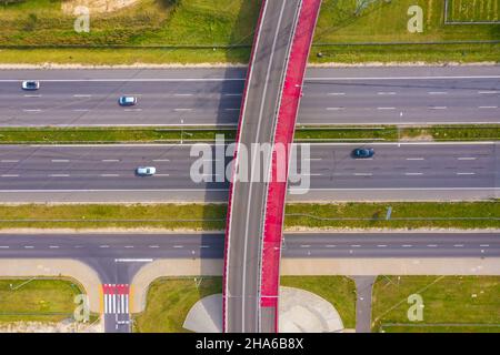 Luftaufnahme der Brücke Straße Autoverkehr von vielen Autos, Transportkonzept Stockfoto