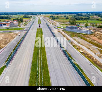 Luftaufnahme von oben auf der Straße Baustelle. Bau der neuen Stadt Autobahn. Drohne Bild. Neue Straße Baustelle Stockfoto