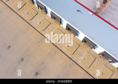 Antenne Draufsicht des Lkw und der Ladung Anhänger entladen in logostics Center. Stockfoto