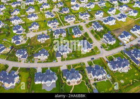 Luftaufnahme der Neubau Luxus Wohnviertel Straße Single Familie Immobilien Immobilien Stockfoto