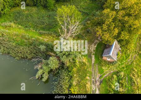 Isolation des Hauses. Einsames Haus in der Mitte der Feldantenne Stockfoto