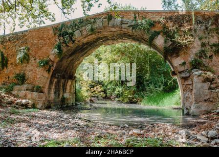 Griechisch-römische Brücke in Vrises, Kreta, Griechenland Stockfoto