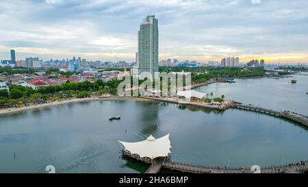 Luftaufnahme von Ancol Beach, North Jakarta. JAKARTA - Indonesien. 11. Dezember 2021 Stockfoto