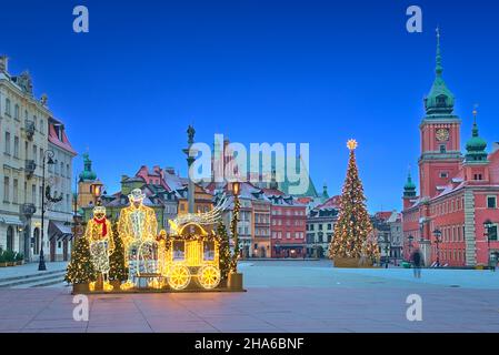 Weihnachtsschmuck und Königsschloss bei Tagesanbruch in der Warschauer Altstadt. Stockfoto