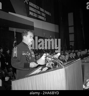 Zabrze, 1969-12-03. W Domu Muzyki i Tañca odby³y siê Centralne uroczystoœci z okazji Barbórki. Przybyli na nie przedstawiciele w³adz partyjnych i pañstwowych oraz górnicy. NZ. Przemawia Minister górnictwa i energetyki Jan Mitrêga. pw PAP/Stanis³aw Jakubowski Zabrze, 3. Dezember 1969. Die Feierlichkeiten zum Central Miner Day fanden im Music and Dance Club statt. An der Veranstaltung nahmen hochrangige Partei- und Staatsbeamte sowie Bergleute Teil. Im Bild: Jan Mitrega, Minister für Bergbau und Energiewirtschaft. pw PAP/Stanislaw Jakubowski Stockfoto