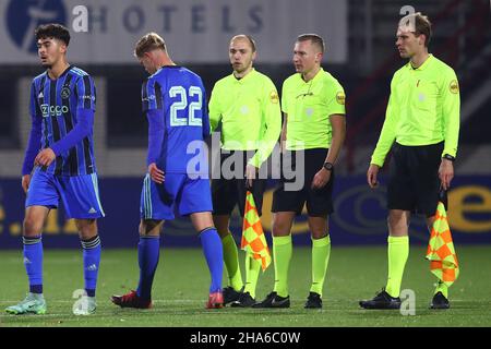 OSS, NIEDERLANDE - 10. DEZEMBER: Rio Hillen von Ajax U23, Max de Waal von Ajax U23, Schiedsrichter N. van Kampen, Schiedsrichter Vos, Schiedsrichter Sjoerd Nanninga während des niederländischen Keuken Kampioen Divisie-Spiels zwischen TOP Oss und Ajax U23 im Frans Heesen Stadion am 10. Dezember 2021 in Oss, Niederlande (Foto von Ben Gal/Orange Picters) Stockfoto