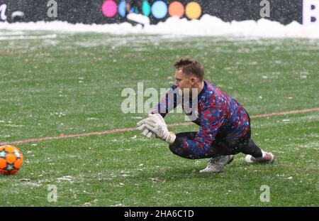 KIEW, UKRAINE - 23. NOVEMBER 2021: Torwart Manuel Neuer von Bayern München im Einsatz während des Trainings vor dem UEFA Champions League Spiel gegen Dynamo Kiew im NSC Olimpiyskyi Stadion Stockfoto