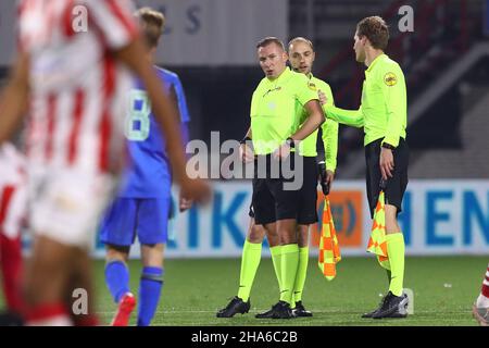 OSS, NIEDERLANDE - 10. DEZEMBER: Schiedsrichter-Assistent N. van Kampen, Schiedsrichter Vos, Schiedsrichter-Assistent Sjoerd Nanninga während des niederländischen Keuken Kampioen Divisie-Spiels zwischen TOP Oss und Ajax U23 im Frans Heesen Stadion am 10. Dezember 2021 in Oss, Niederlande (Foto: Ben Gal/Orange Picters) Stockfoto