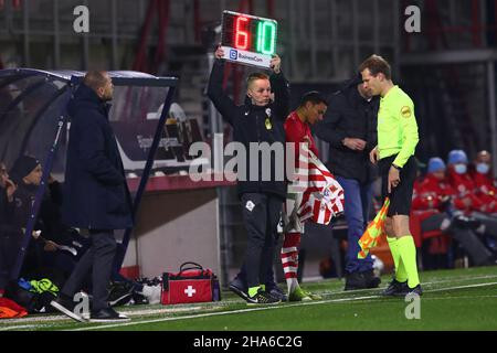 OSS, NIEDERLANDE - 10. DEZEMBER: John Heitinga von Ajax U23, 4th der offizielle N. Boel, Schiedsrichter-Assistent Sjoerd Nanninga während des niederländischen Keuken Kampioen Divisie-Spiels zwischen TOP Oss und Ajax U23 im Frans Heesen Stadion am 10. Dezember 2021 in Oss, Niederlande (Foto: Ben Gal/Orange Picches) Stockfoto