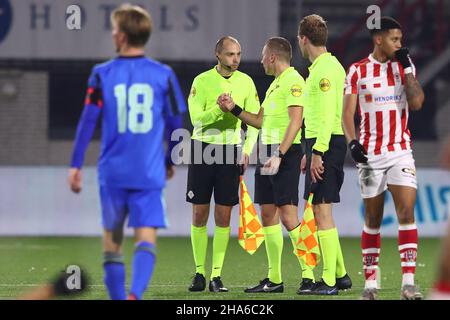 OSS, NIEDERLANDE - 10. DEZEMBER: Schiedsrichter-Assistent N. van Kampen, Schiedsrichter Vos, Schiedsrichter-Assistent Sjoerd Nanninga während des niederländischen Keuken Kampioen Divisie-Spiels zwischen TOP Oss und Ajax U23 im Frans Heesen Stadion am 10. Dezember 2021 in Oss, Niederlande (Foto: Ben Gal/Orange Picters) Stockfoto