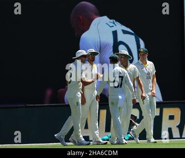 Brisbane, Großbritannien. 11th Dez 2021. Australien treten in das Feld für Tag 4. In Brisbane, Großbritannien am 12/11/2021 ein. (Foto von Patrick Hoelscher/News Images/Sipa USA) Quelle: SIPA USA/Alamy Live News Stockfoto